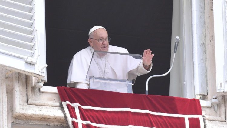 Ángelus del Papa: 'El amor de Dios nos hace libres'