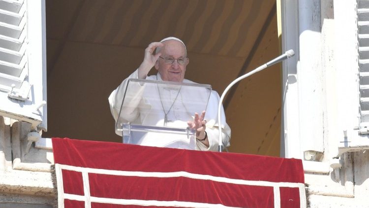 Ángelus del Papa: La fe es una historia de amor con Dios