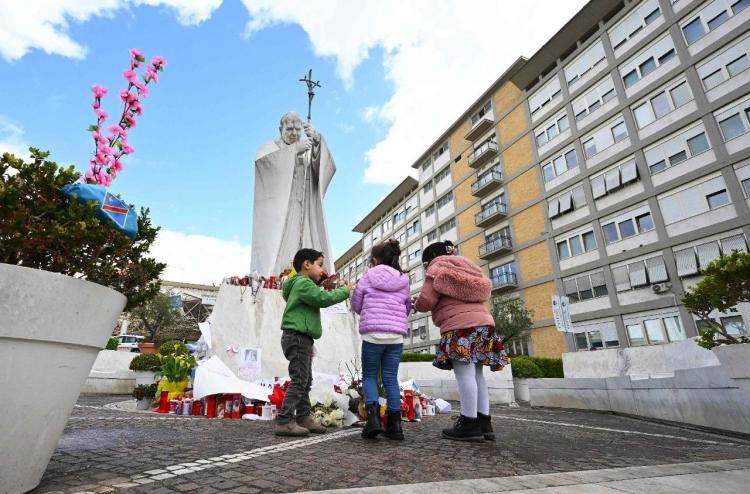 Ángelus del Papa: 'Ser luz incluso en los lugares donde habita el sufrimiento'