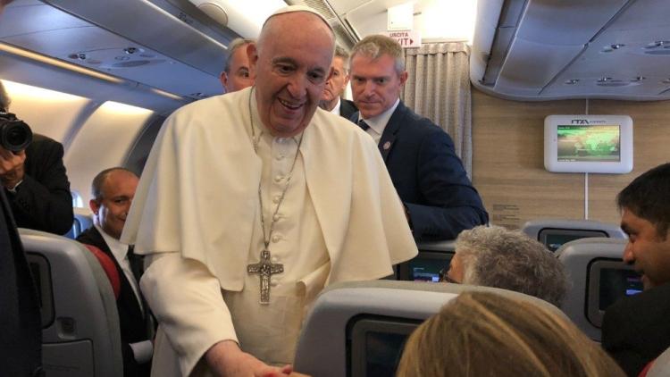 Ángelus en vuelo: El Papa valoró a los abuelos, de quienes hemos recibido la historia