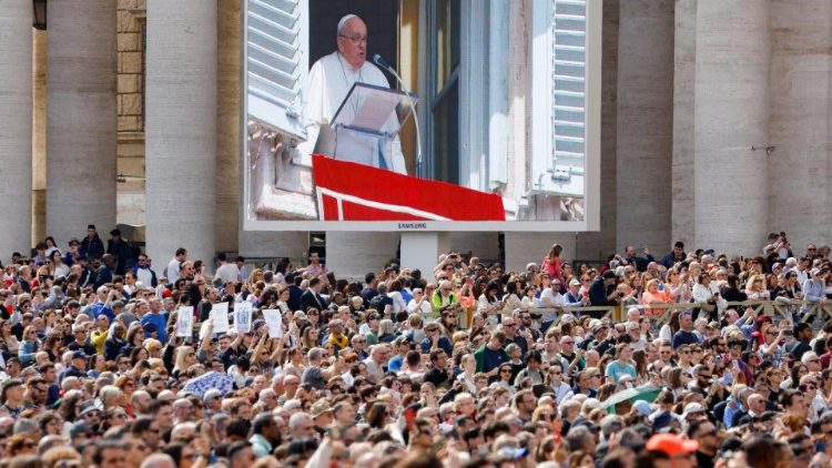 Ángelus del Papa: 'La entrega y el perdón son la esencia de la gloria de Dios'