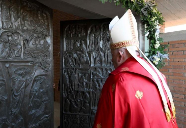 Año Santo: en la prisión de Rebibbia, el Papa pidió puertas y corazones abiertos Año Santo: en la prisión de Rebibbia, el Papa pidió puertas y corazones abiertos