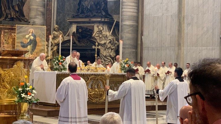 Ante la ausencia del Papa, un cardenal italiano presidió la celebración de Corpus