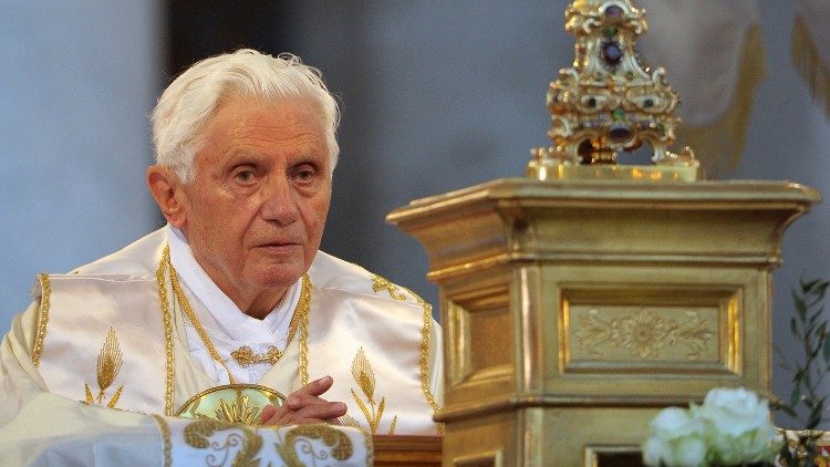 Benedicto XVI continúa estable y participó de la misa en su habitación