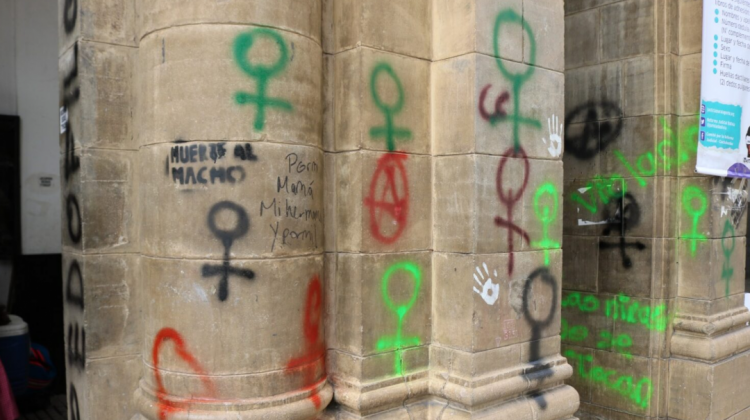 Bolivia: la Iglesia rechazó el vandalismo contra templos católicos en la marcha del 8M