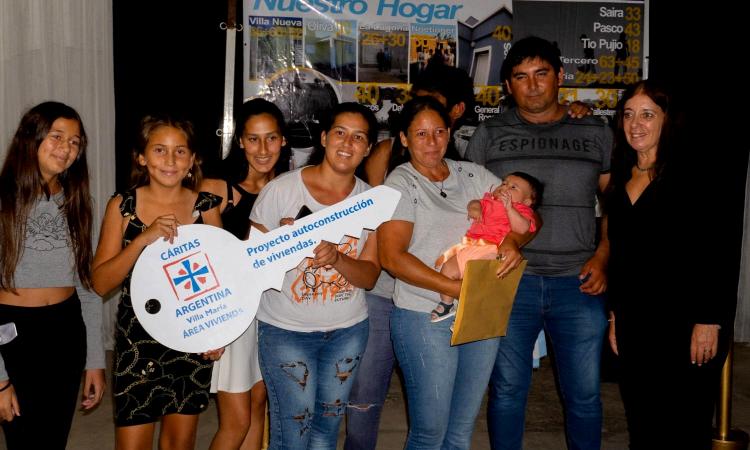Cáritas entregó viviendas nuevas a 22 familias de Villa María
