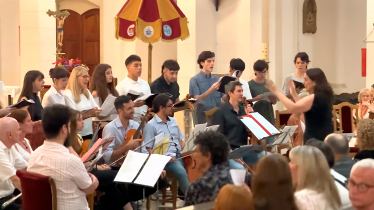 Un coro rosarino celebró sus 60 años con un concierto navideño