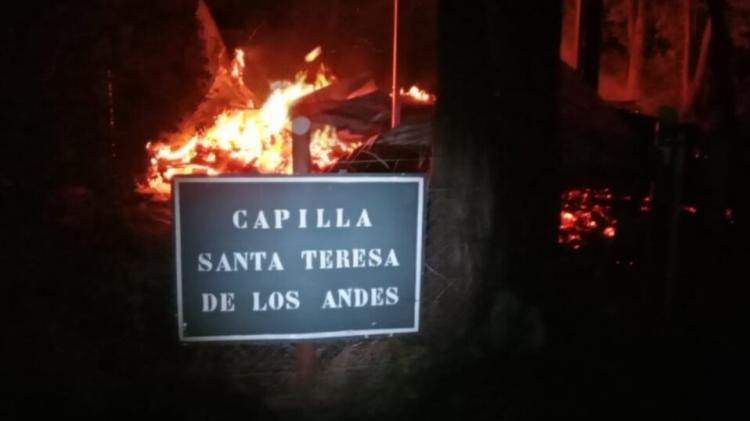 Chile: un ataque incendiario destruyó la capilla Santa Teresa de los Andes