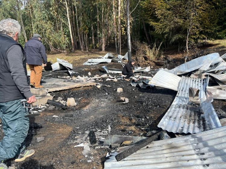 Chile: Quince encapuchados queman una capilla en Trafún
