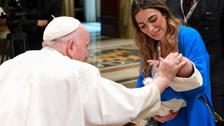Contribuyan a difundir la cultura del cuidado, pidió el Papa a un grupo de farmacéuticos