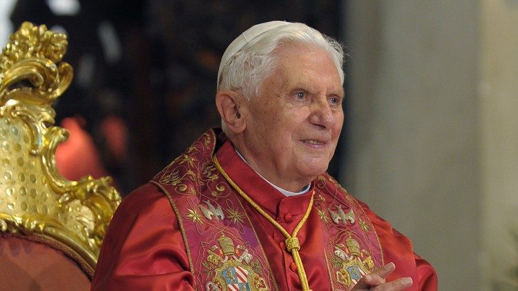 Saludo fraterno de la CEA al papa Francisco por la muerte de Benedico XVI