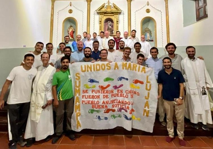 Los seminaristas porteños llegaron a Sumampa con la imagen de la Virgen