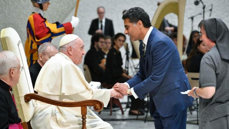 Consultores integrales que hagan frente a la crisis, pidió el Papa