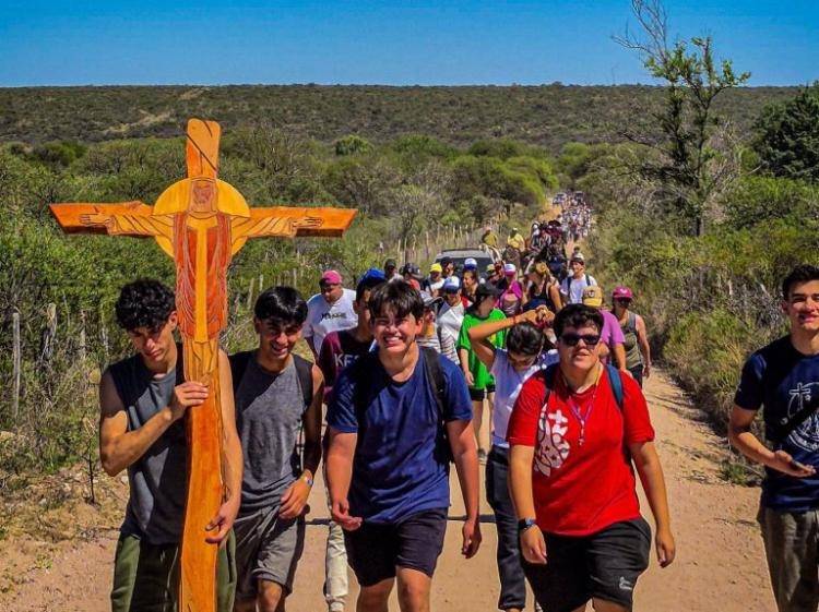 Cruz del Eje: los jóvenes de la diócesis caminaron al santuario del santo cura Cruz del Eje: los jóvenes de la diócesis caminaron al santuario del santo cura