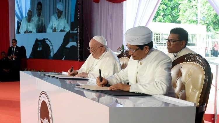 Declaración conjunta del Papa y el Gran Imán Umar para promover la paz y el diálogo