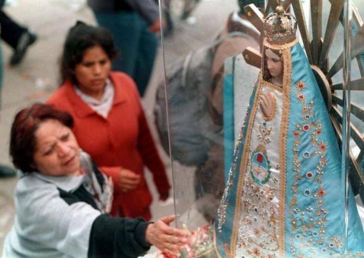 Devotos peregrinan a la Virgen de Luján en la víspera de la fiesta patronal