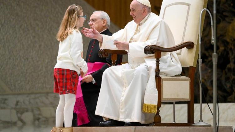Dios nos mira con los ojos del amor, dijo el Papa a los niños