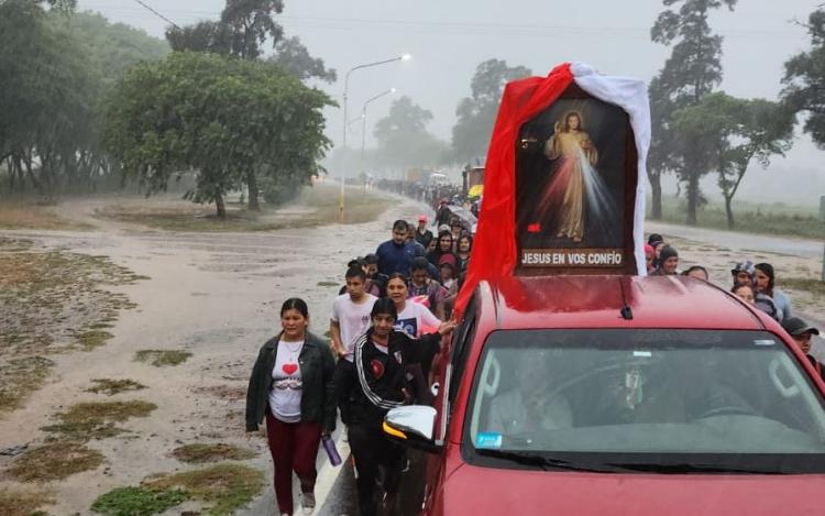 Divina Misericordia: la lluvia no apagó la fe en la peregrinación a Tres Isletas