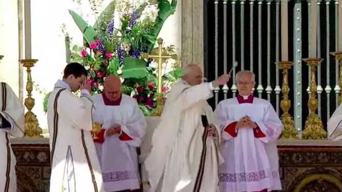 Domingo de Pascua: El Papa vuelve a celebrar la misa ante miles de peregrinos