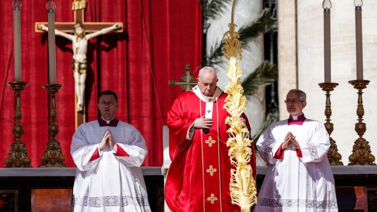 Domingo de Ramos: "Cristo es nuevamente crucificado en la locura de la guerra"