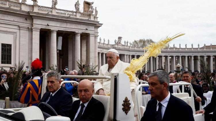 En el Domingo de Ramos, el Papa llamó a buscar a los "cristos abandonados" del mundo de hoy