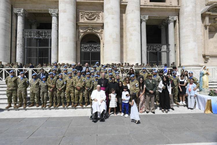 Efectivos de las Fuerzas Armadas se reúnen con el Papa en San Pedro