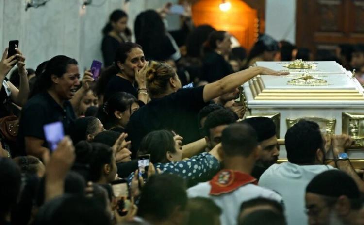 Egipcios lloran la muerte de 41 personas en incendio de iglesia copta en El  Cairo 