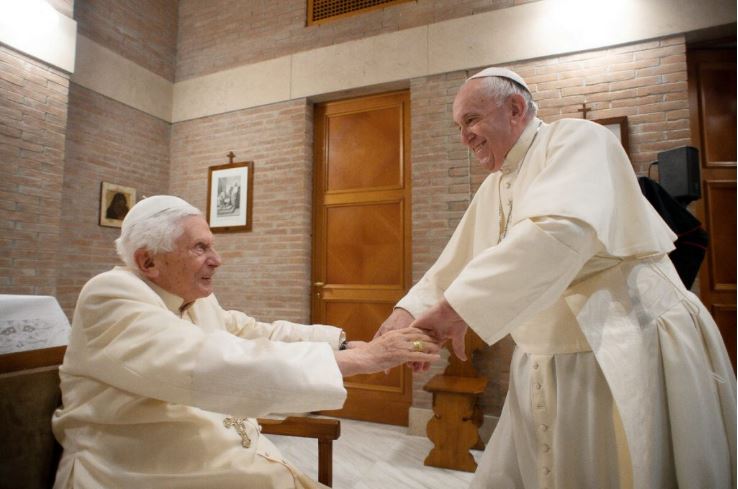 El arzobispo Gänswein confirmó el apoyo del papa Francisco a Benedicto XVI