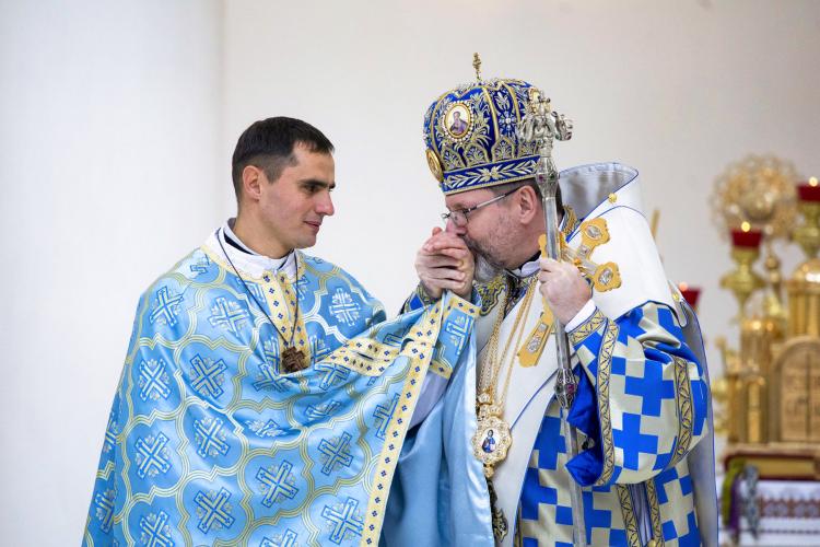 El arzobispo ucraniano besó la mano de un sacerdote que estuvo detenido