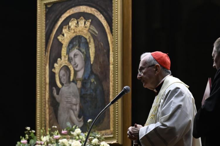 El Card. Parolin lideró el Rosario por la salud del Papa en la Plaza de San Pedro