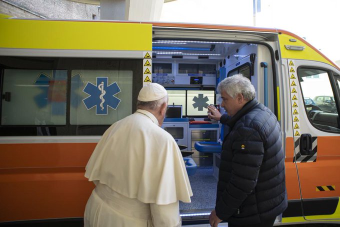 El Card. Krajewski viaja a Ucrania para entregar una ambulancia donada por el Papa