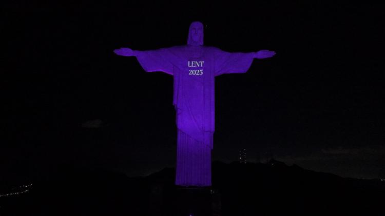 El Cristo Redentor se tiñe de púrpura en el inicio de la Cuaresma