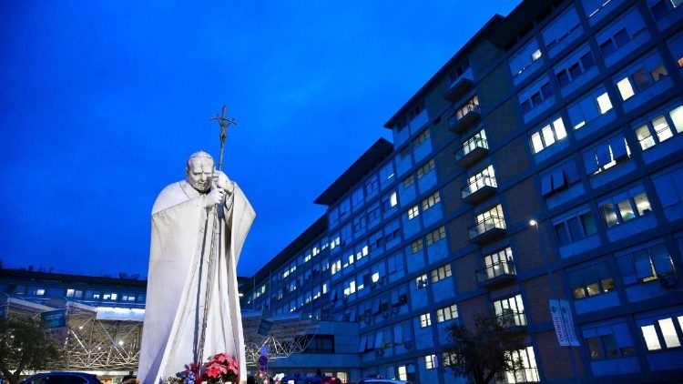 Otra noche tranquila para el Papa en el Gemelli