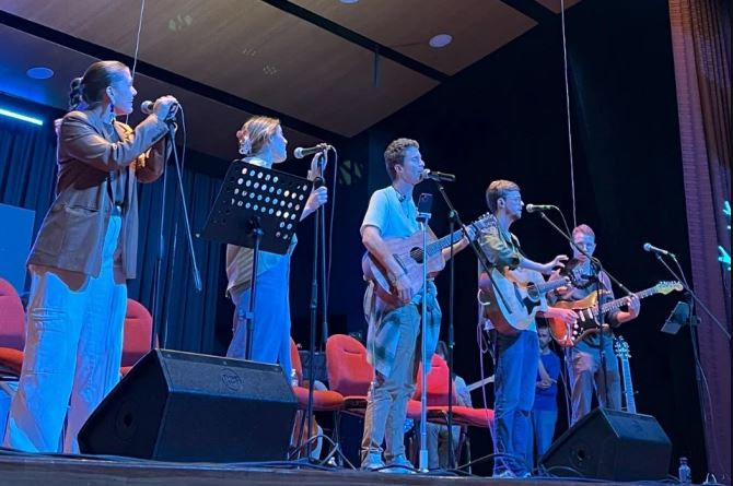 El grupo colombiano Fruto del Madero inicia una gira en la Argentina El grupo colombiano Fruto del Madero inicia una gira en la Argentina
