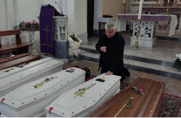 El Limosnero pontificio representó al Papa ante las víctimas del derrumbe en Ischia
