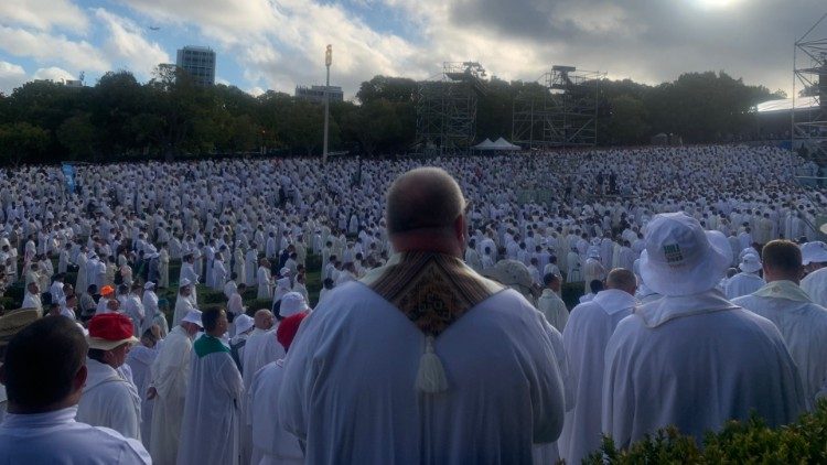 El número de católicos en el mundo aumenta y disminuye el de sacerdotes y religiosos