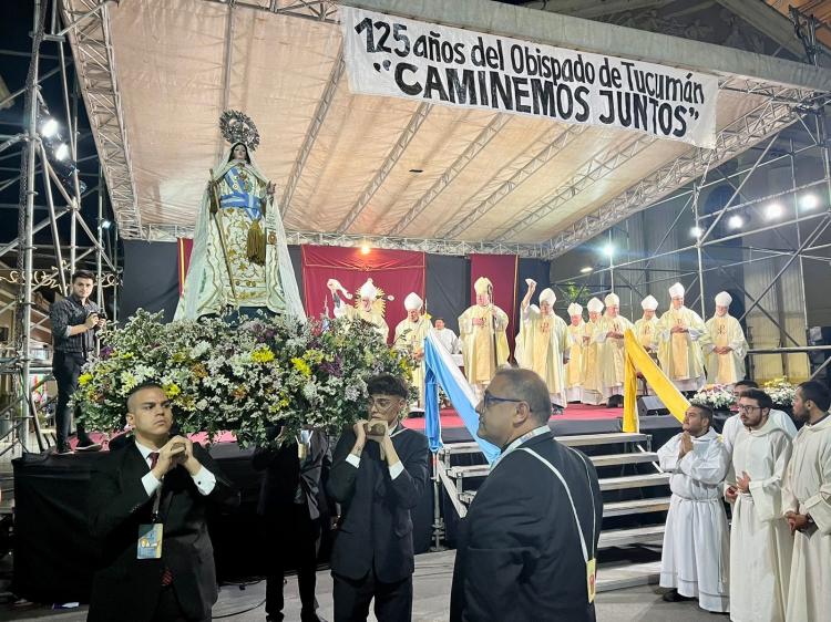 El nuncio bendijo al pueblo tucumano y rezó para que su fe crezca
