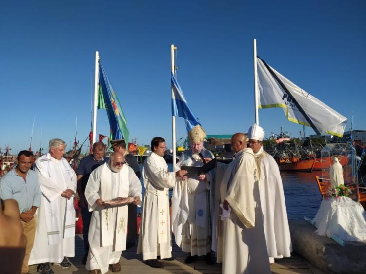 El nuncio presidió la tradicional procesión náutica junto a la imagen de San Salvador