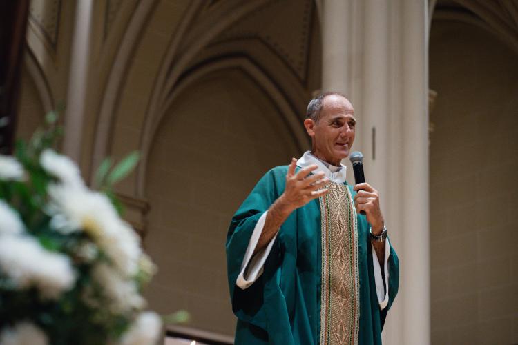 El P. Francisco Peña asumió como párroco de la catedral de San Isidro