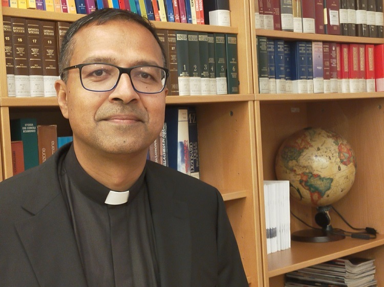 El padre Richard D'Souza nuevo director del Observatorio Vaticano El padre Richard D'Souza nuevo director del Observatorio Vaticano