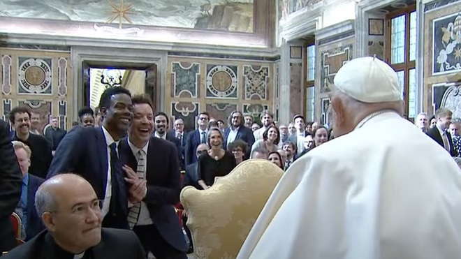 El Papa, a los humoristas: 'Al provocar una sonrisa, hacen sonreír también a Dios'