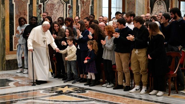 El Papa, a jóvenes italianos: no se cansen de construir el "arsenal de la paz"