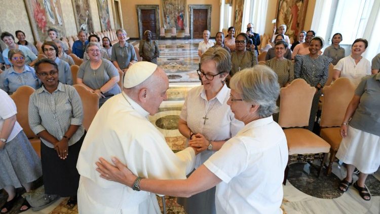El Papa a las claretianas: 'Continúen ofreciendo el amor desbordante de Dios'