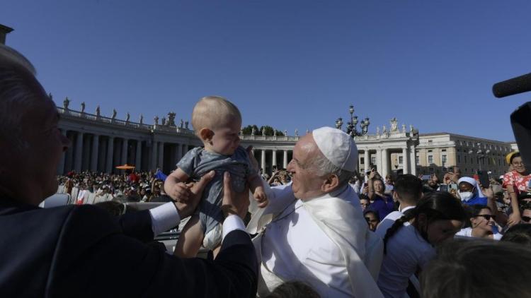 El Papa a las familias: "La Iglesia está con ustedes y en ustedes"