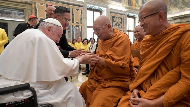 El Papa a los budistas: trabajemos juntos como hermanos, atentos a los más necesitados