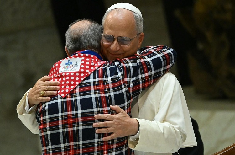 El Papa a los gitanos: abracen la dignidad de la familia, el trabajo y la oración El Papa a los gitanos: abracen la dignidad de la familia, el trabajo y la oración