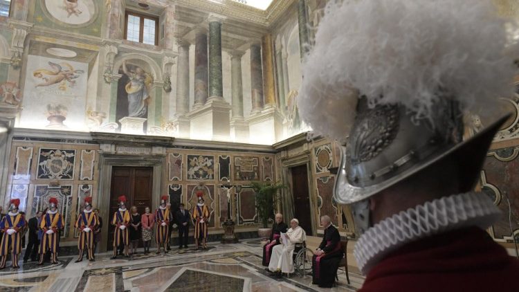 El Papa, a los guardias suizos: "La Santa Sede cuenta con ustedes"