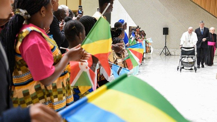 El Papa, a los niños africanos: sean embajadores de la paz