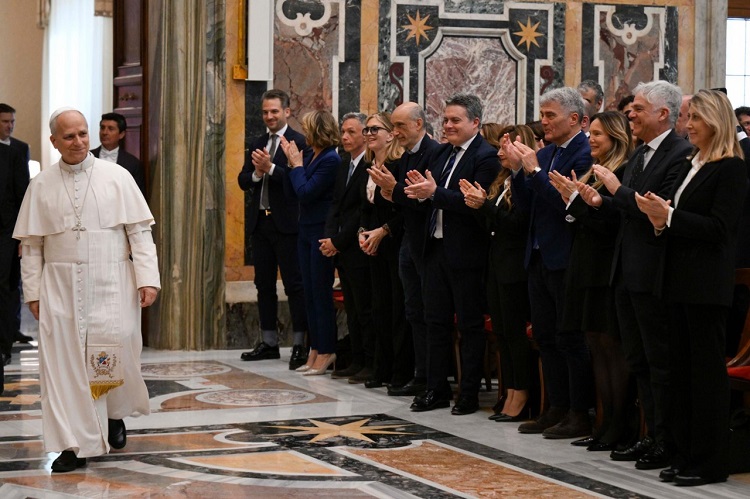 El Papa a los periodistas: los medios no pueden ser 'portavoces del poder'