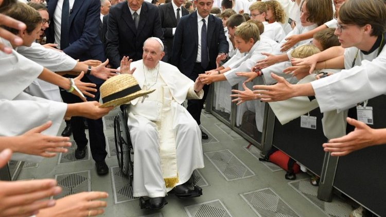 El Papa a monaguillos franceses: servir a la Iglesia es una hermosa aventura